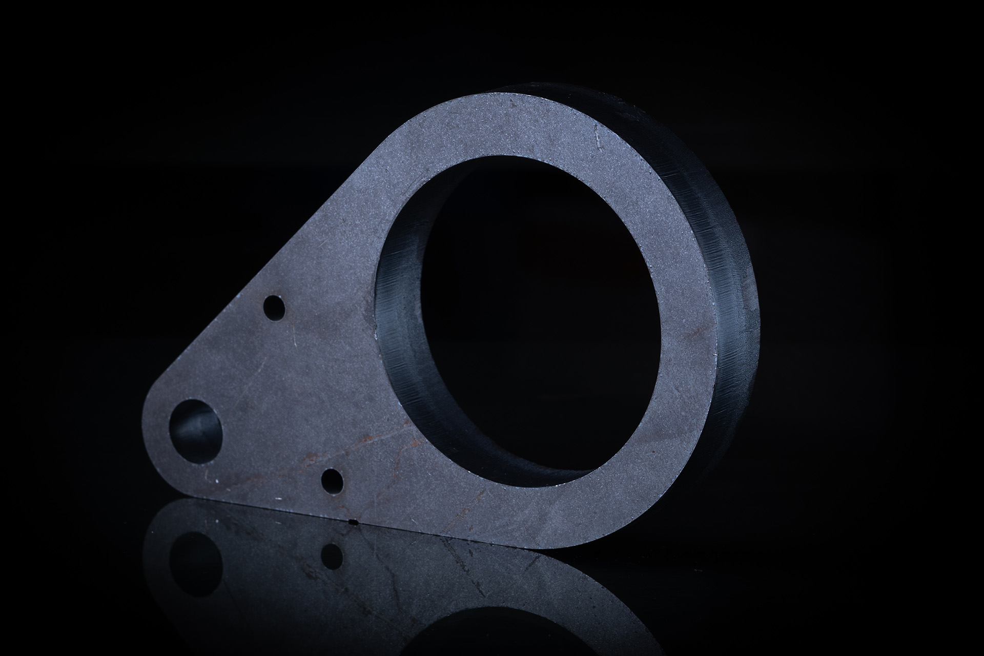 Un échantillon de métal découpé au laser fibre Cutlite Penta.