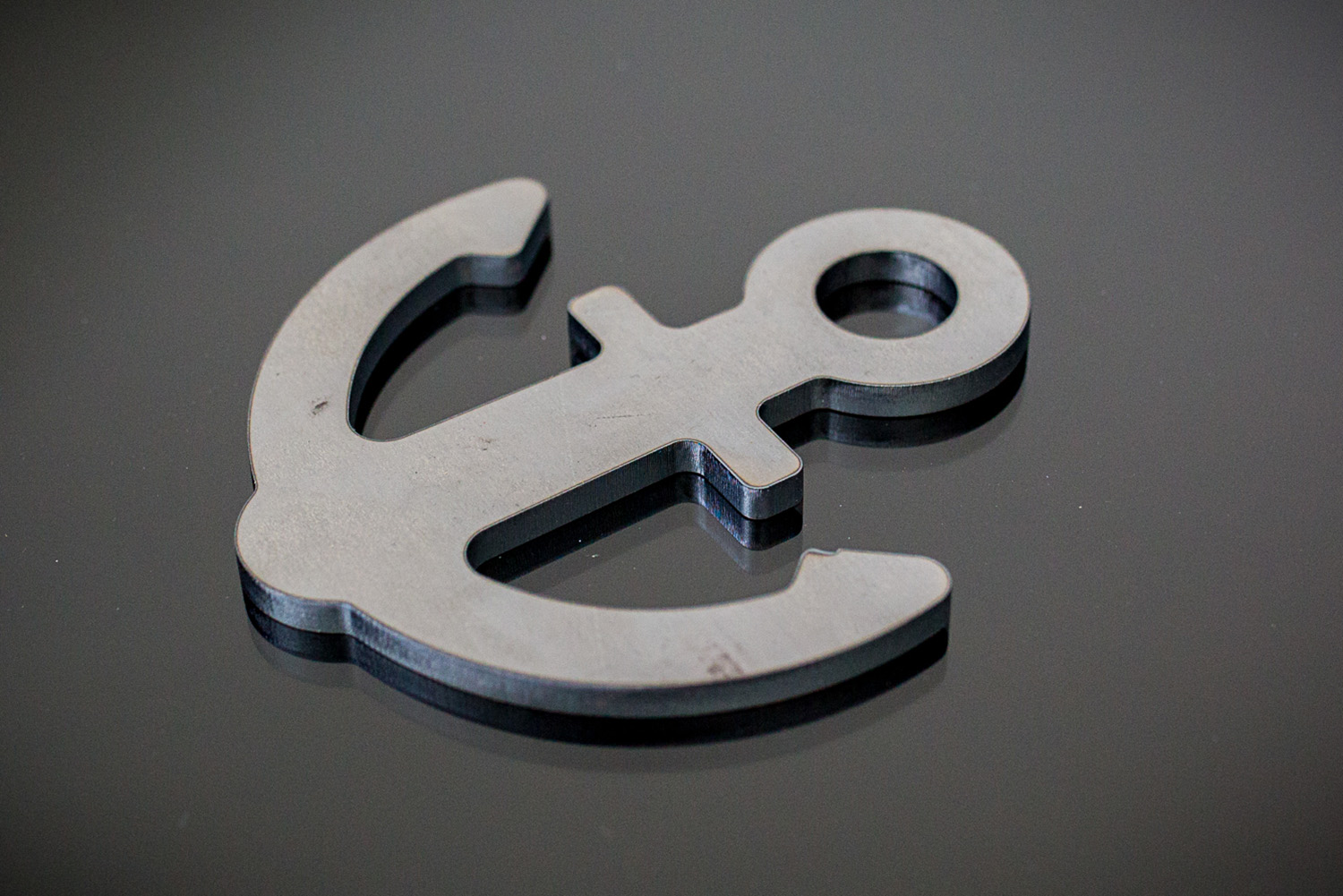 Un échantillon de métal découpé au laser fibre Cutlite Penta.