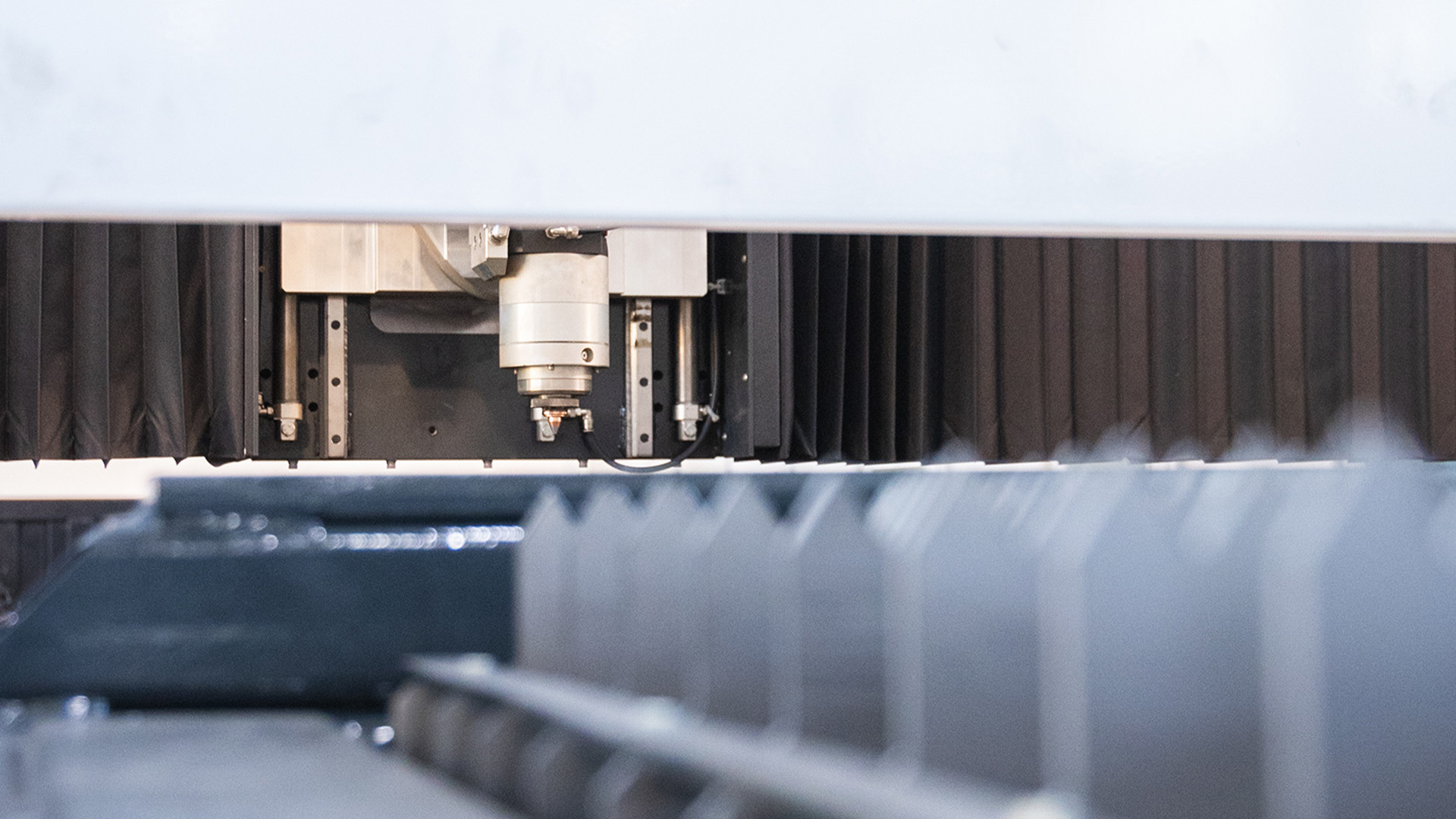 Das Faserlaserschneiden von Metall, das das Plasmaschneiden ersetzt