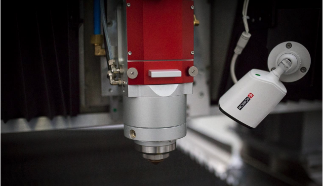 Tête de découpe laser Cutlite Penta au-dessus du plan de travail
