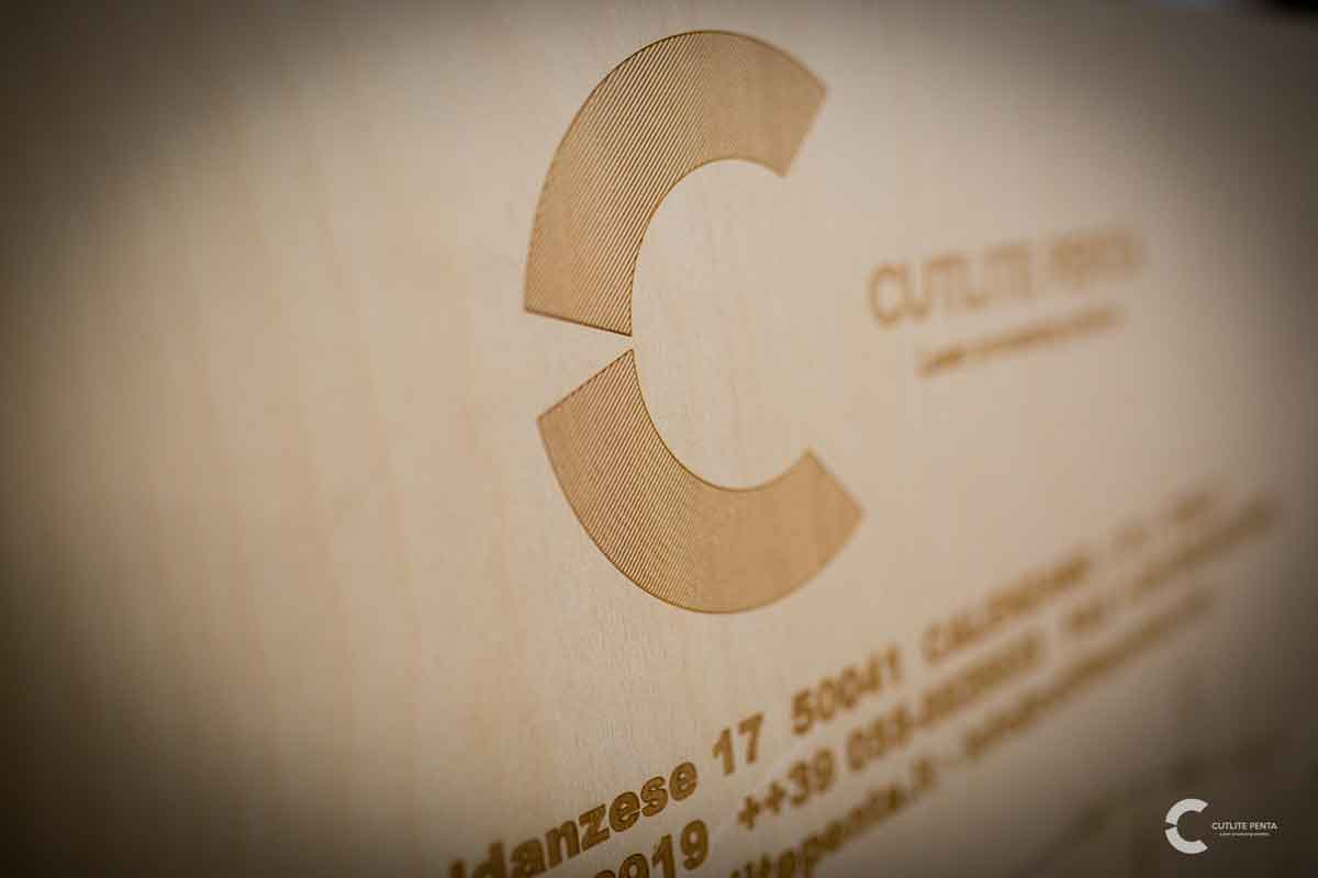 Cutlite Penta Logo auf Holz lasermarkiert mit dem FASTMARK-System