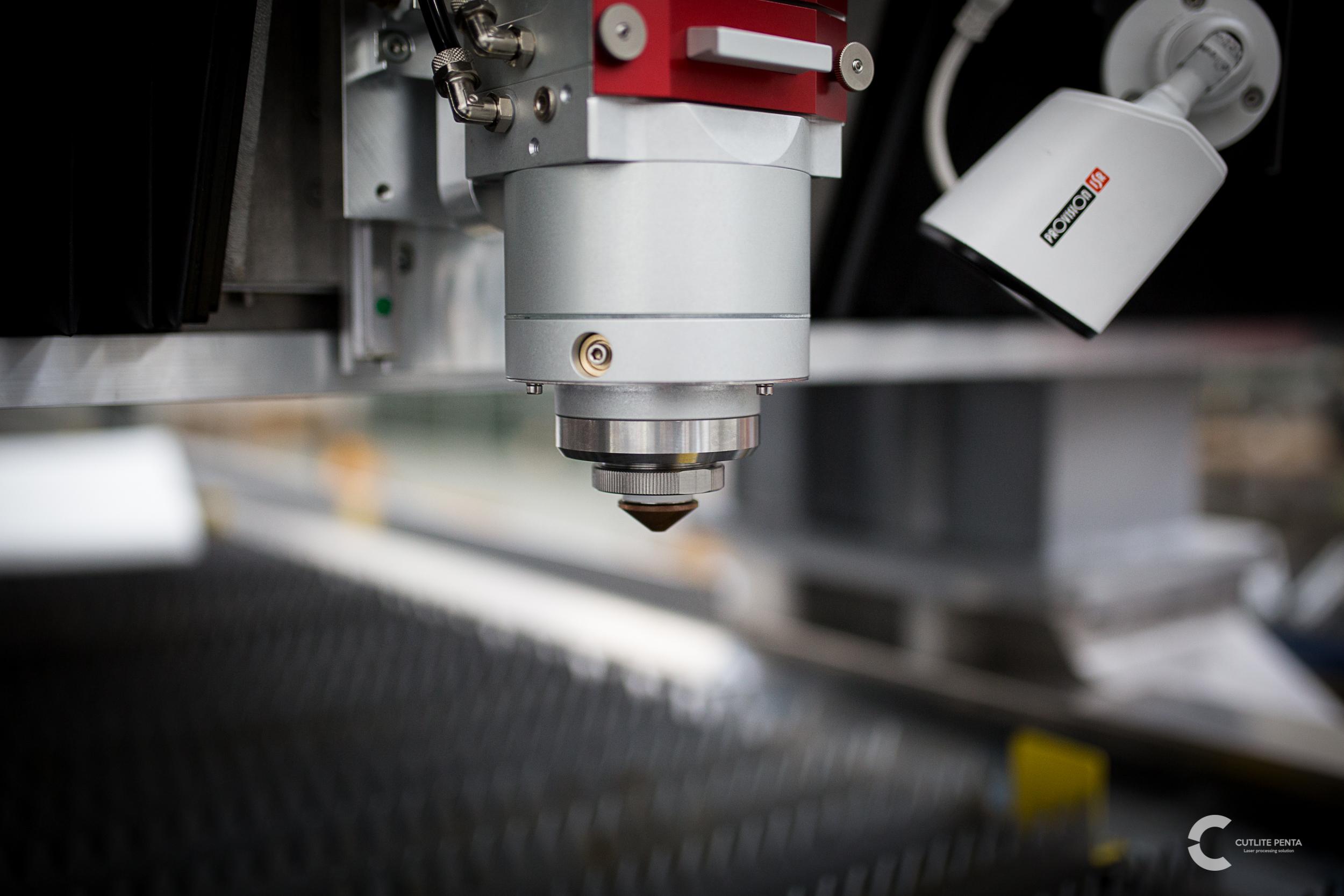 Tête de découpe laser fibre PLUS Cutlite Penta au-dessus du plan de travail