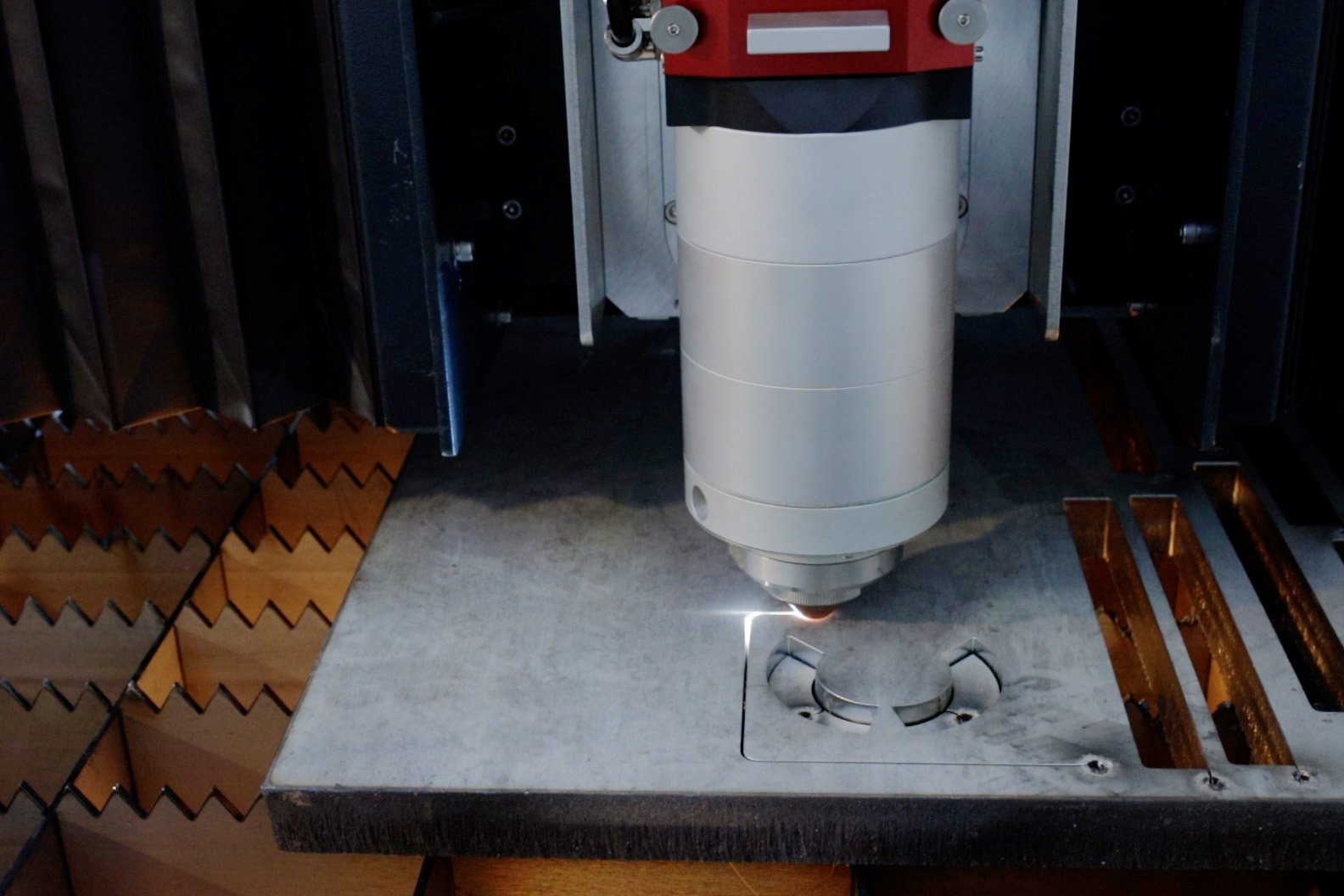 O corte a laser de fibra do metal com um sistema Cutlite Penta