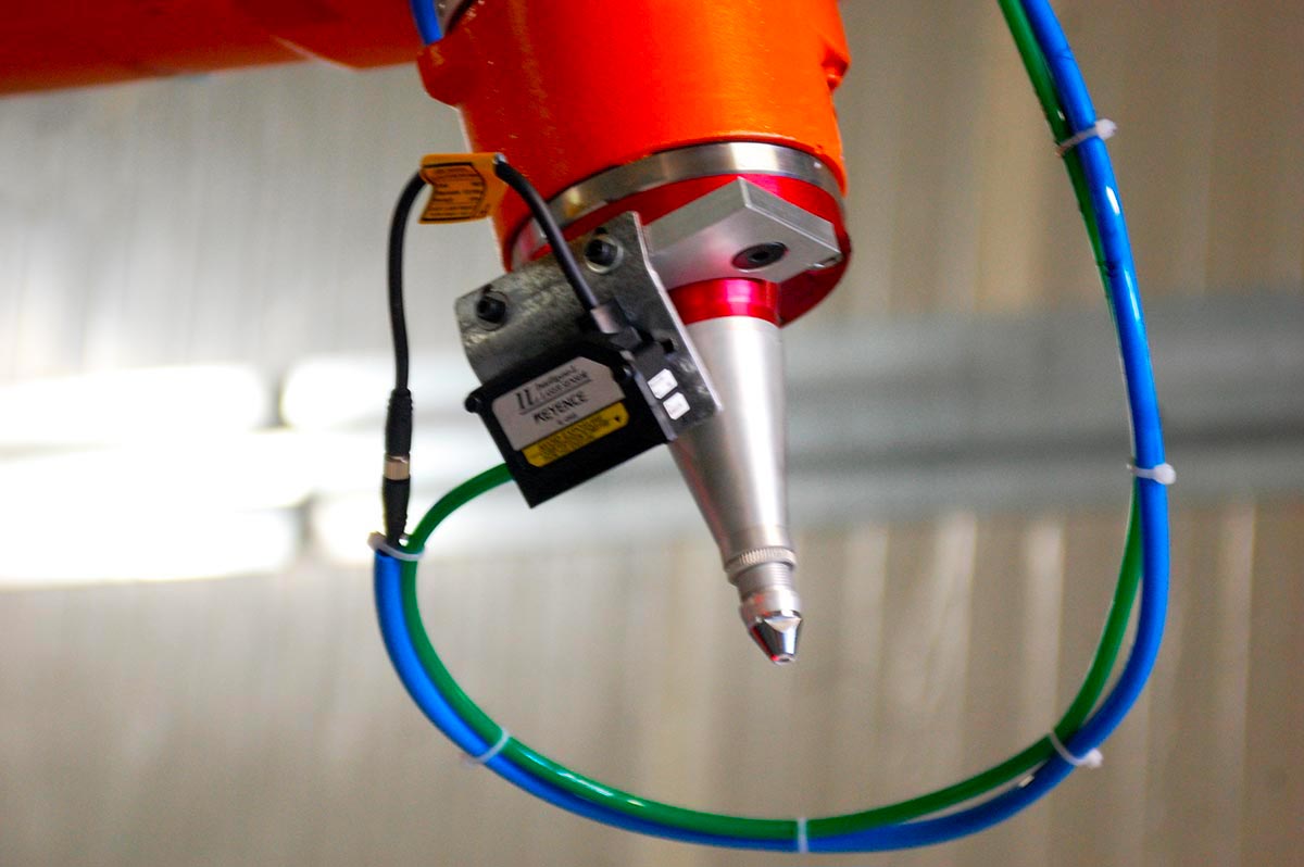Fokussierkopf des Cutlite Penta RX3 Laserroboters am Roboterhandgelenk