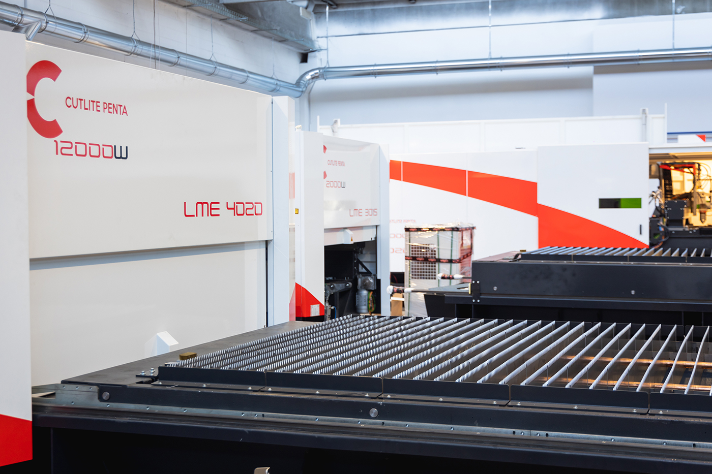 Machine laser compacte LME Cutlite Penta à moteurs linéaires pour la découpe des métaux