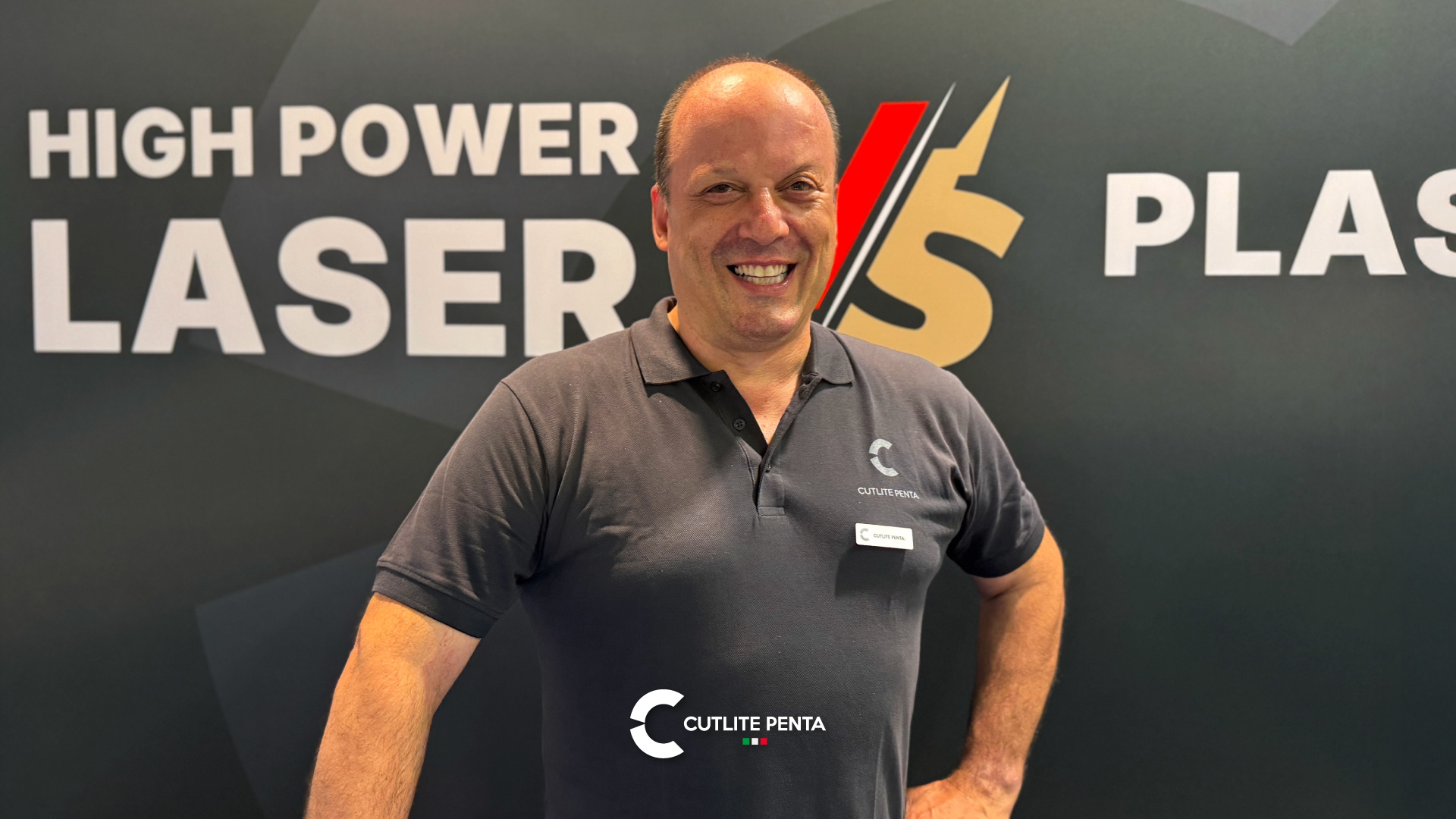 Lucio Verdi, técnico comercial da El.En. destacado na Cutlite Penta, com a camisa polo da empresa diante do gráfico HIGH POWER LASER VS PLASMA