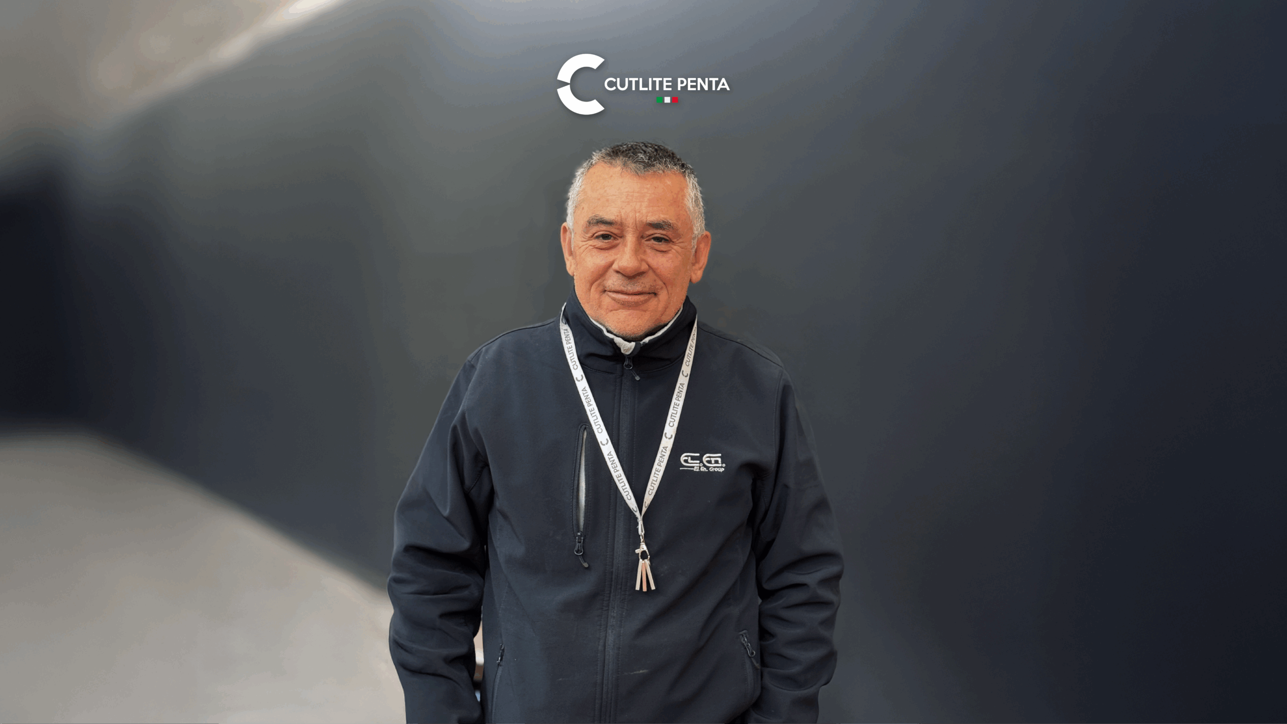 Fabio Mazzoni, responsable recherche et développement de Cutlite Penta, en veste d'entreprise avec le tour de cou Cutlite Penta et le logo El.En. Group, devant une machine laser