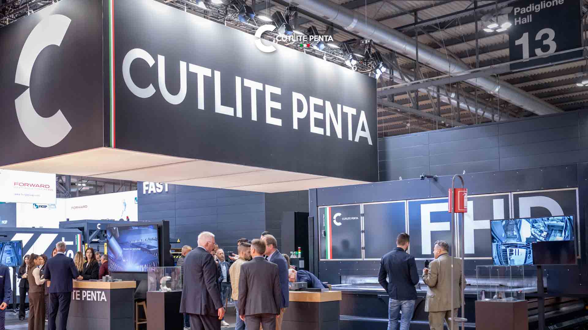 Le stand Cutlite Penta à LAMIERA 2025 dans le hall 13, avec l'enseigne au-dessus de l'entrée, la FAST à gauche, la FHD à droite et les visiteurs devant les machines