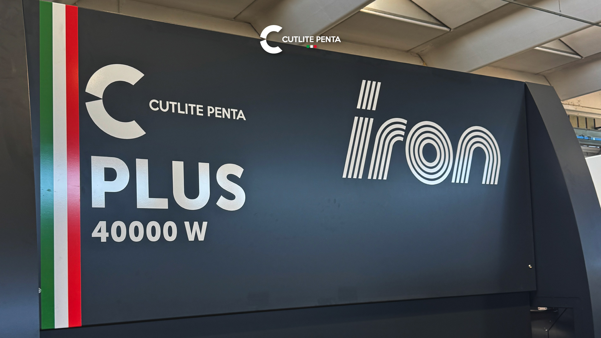 La cabina della macchina laser Cutlite Penta PLUS 40000 W con il logo iron di Iron SpA e la banda tricolore