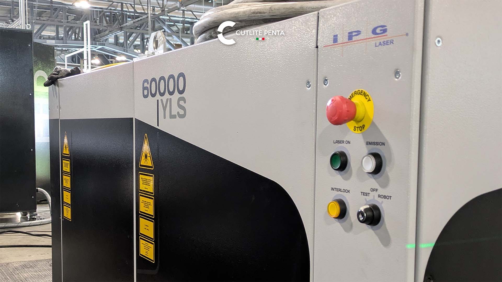 O armário da fonte laser IPG de 60 kW, com a sigla 60000 YLS e o painel de comando, no pavilhão da LAMIERA 2025