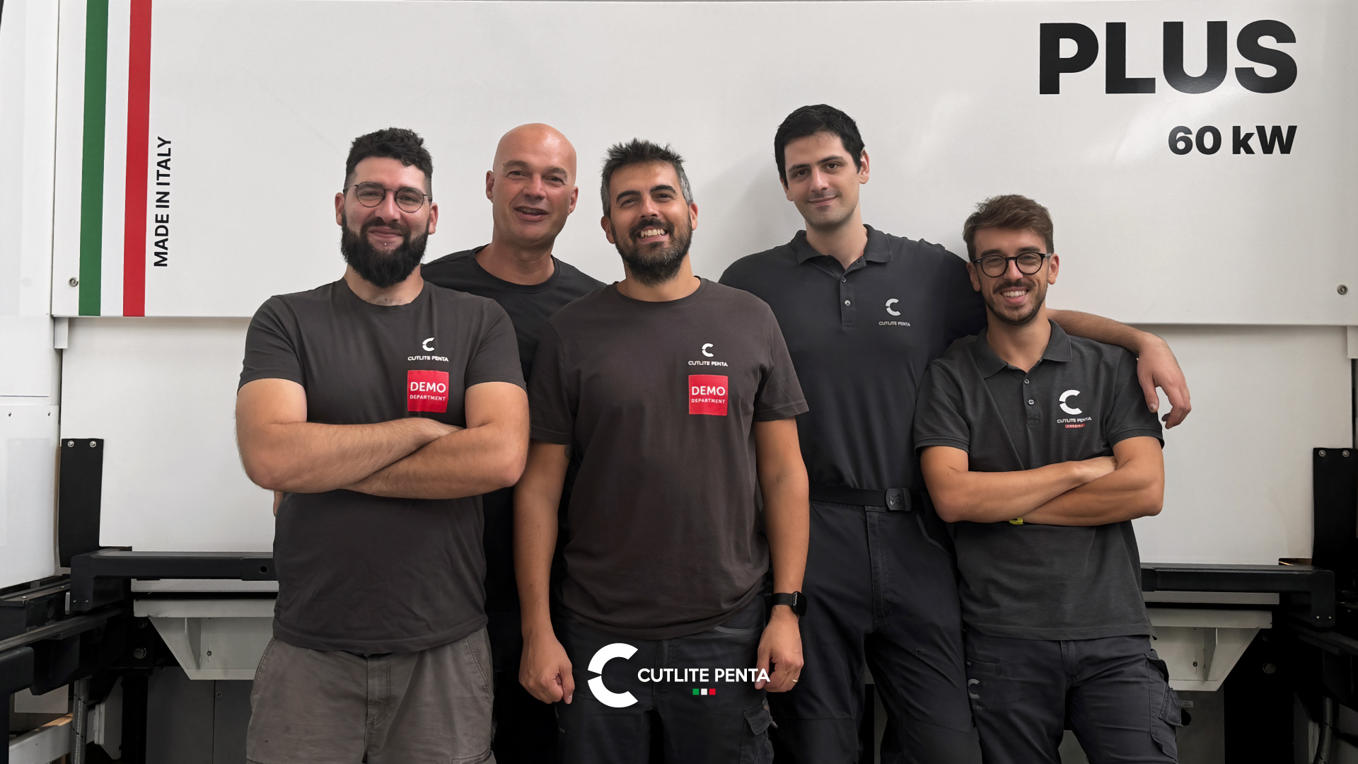 I cinque tecnici del reparto DEMO di Cutlite Penta davanti alla macchina laser PLUS da 60 kW con la scritta Made in Italy