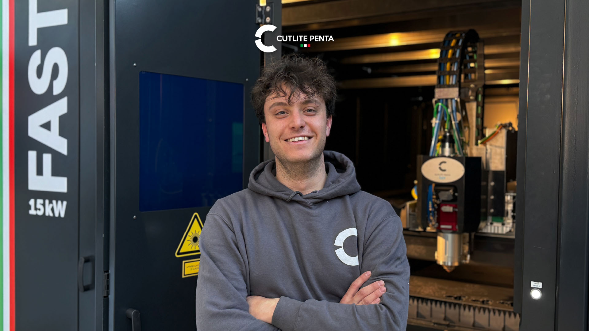 Matteo Alfaroli, técnico de automação da Cutlite Penta, na frente de uma máquina laser FAST 15 kW com a cabine de proteção aberta