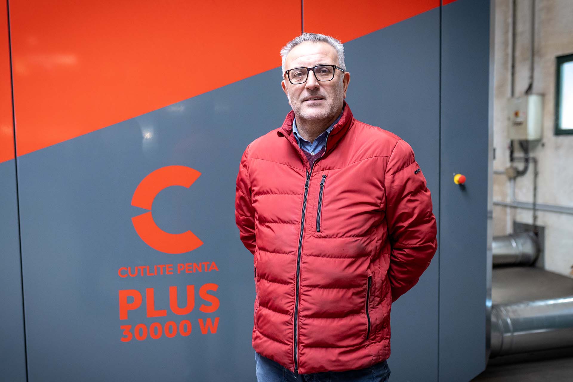 O entrevistado da Fratelli Pelandi na frente da cabine do sistema laser Cutlite Penta PLUS 30000 W