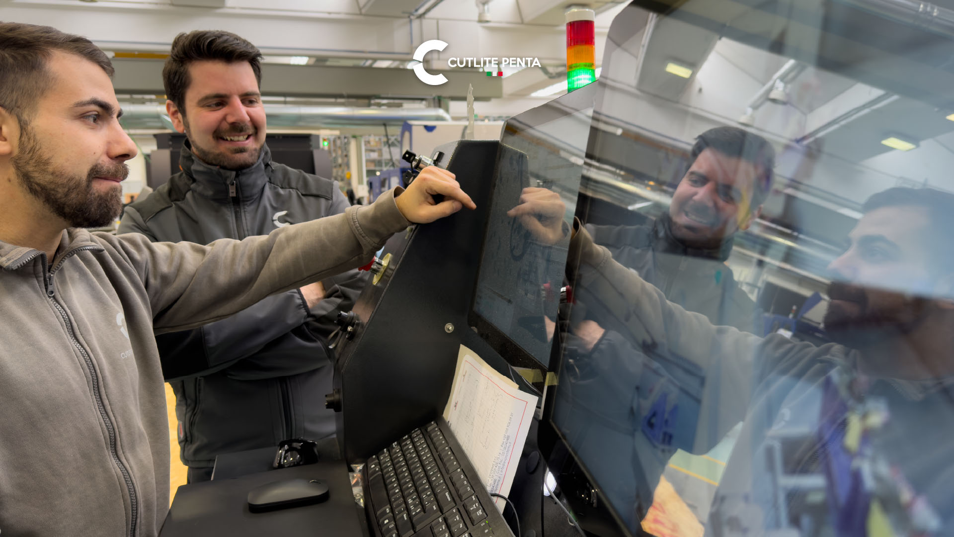 Gianluca Salerni com um colega na console da máquina laser de 5 eixos da Cutlite Penta