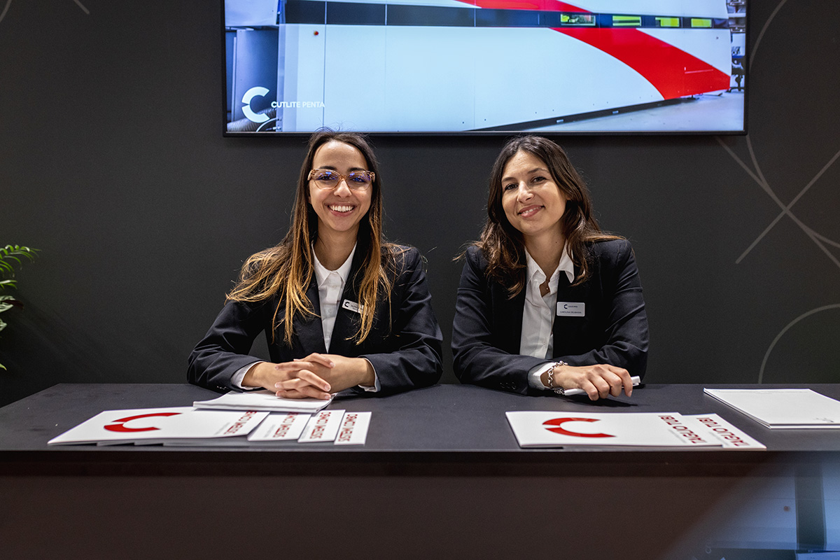 No stand Cutlite Penta da LAMIERA 2023: Carolina Delibassis (Sales Italia) e Chiara Tedesco Maida (Sales Europa).
