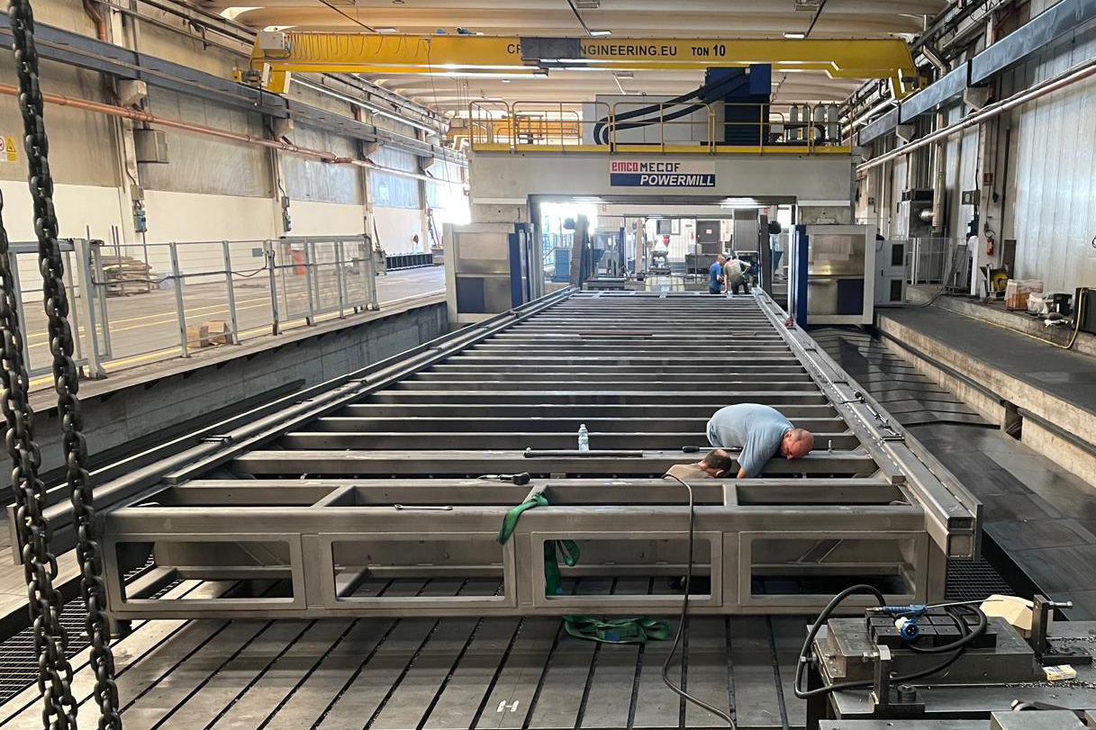 A base de 18 metros da máquina laser da Cutlite Penta durante o fresamento