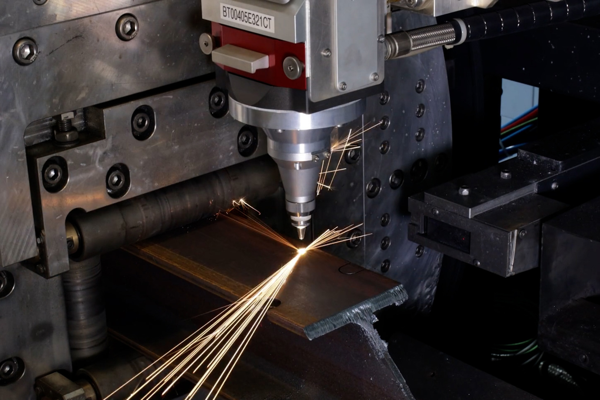 Der Tube Schneidkopf von Cutlite Penta bei der Arbeit an einem Metallprofil